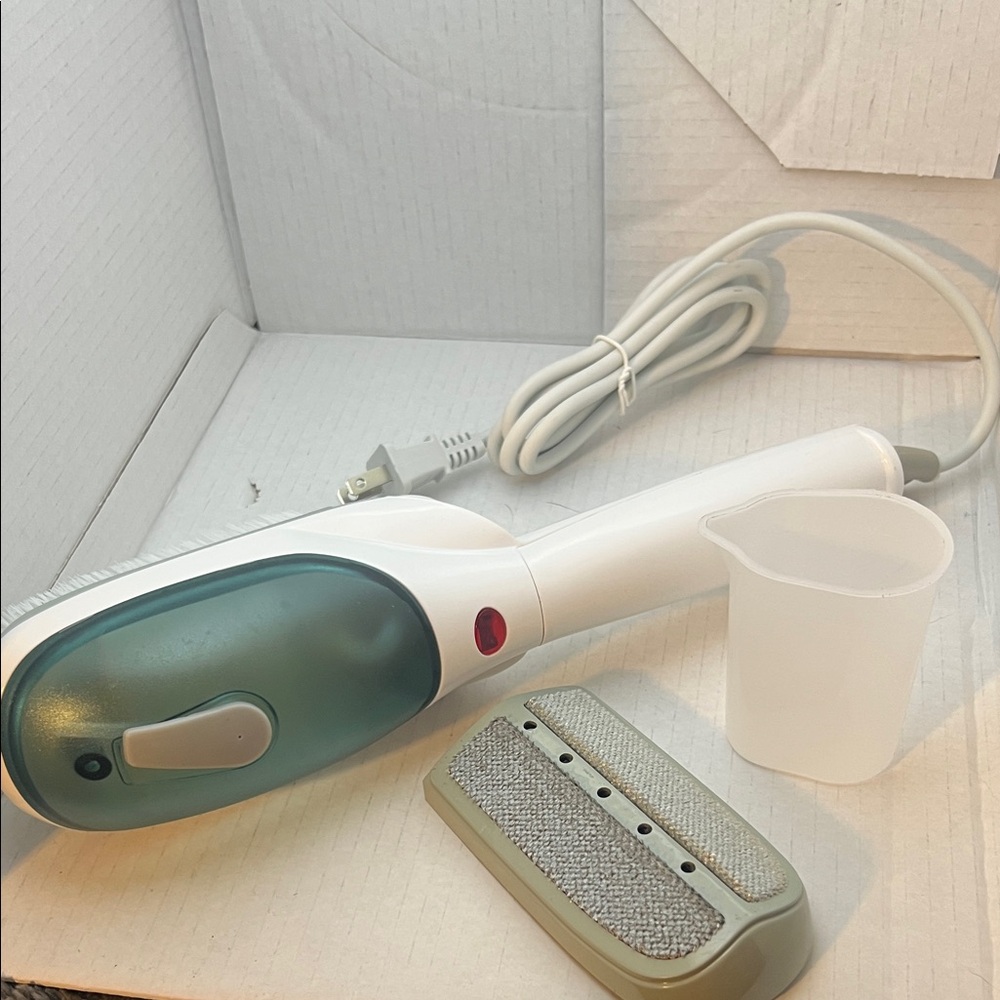 Tobi Wearable Steamer in White and Gray